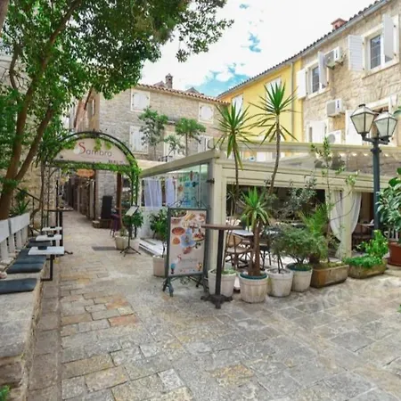 Old Town 3 With Balcony Apartment *