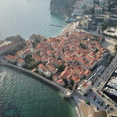 Old Town 3 With Balcony Apartment